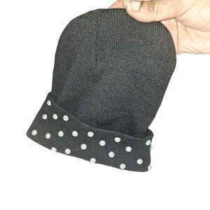 Black and pearl accent toque